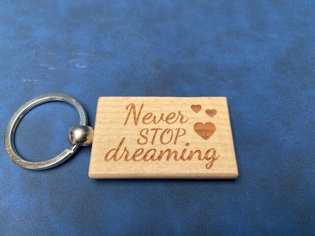Houten sleutelhanger - Never stop dreaming