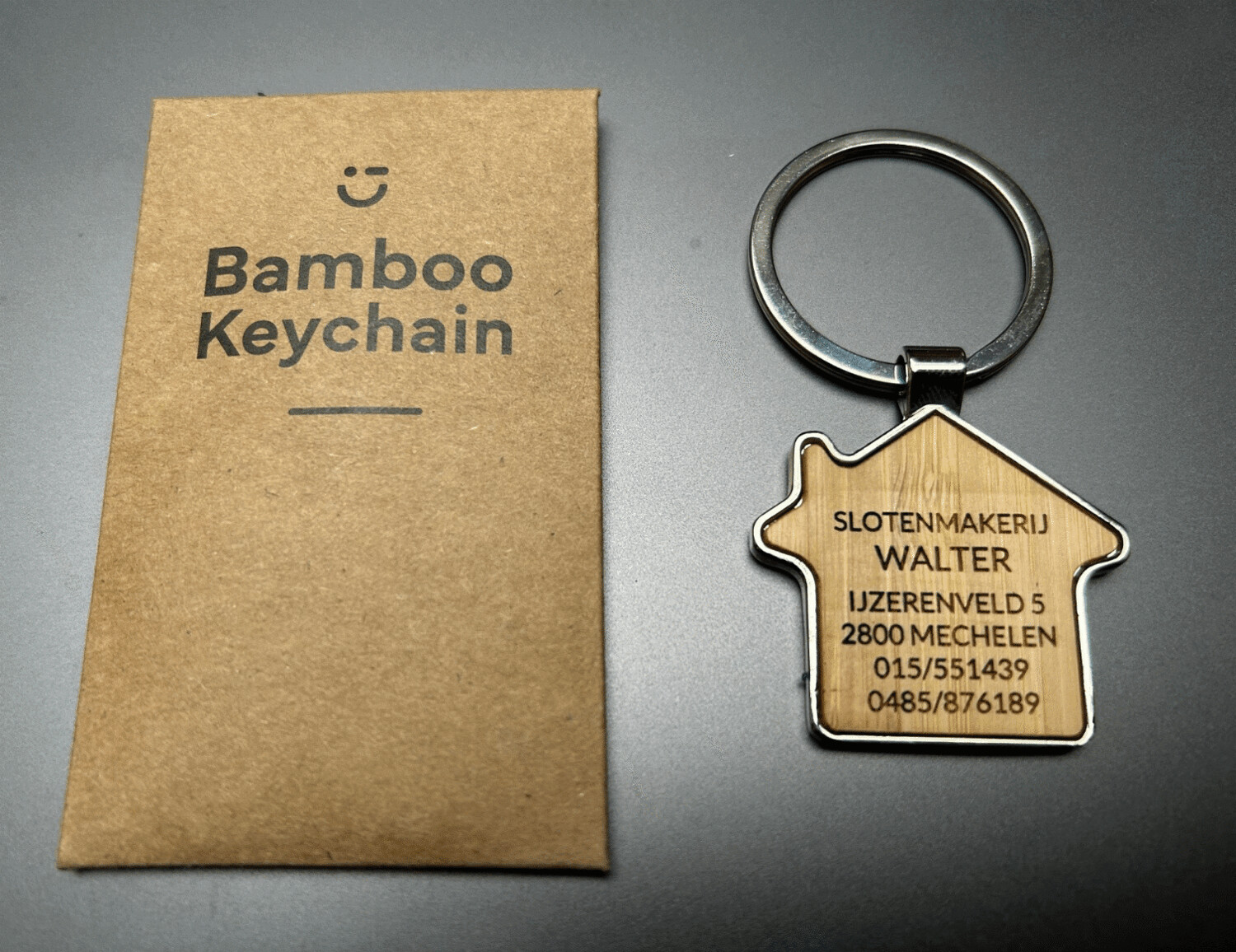 Metalen sleutelhanger, bamboe inleg - huis - jouw logo of tekst