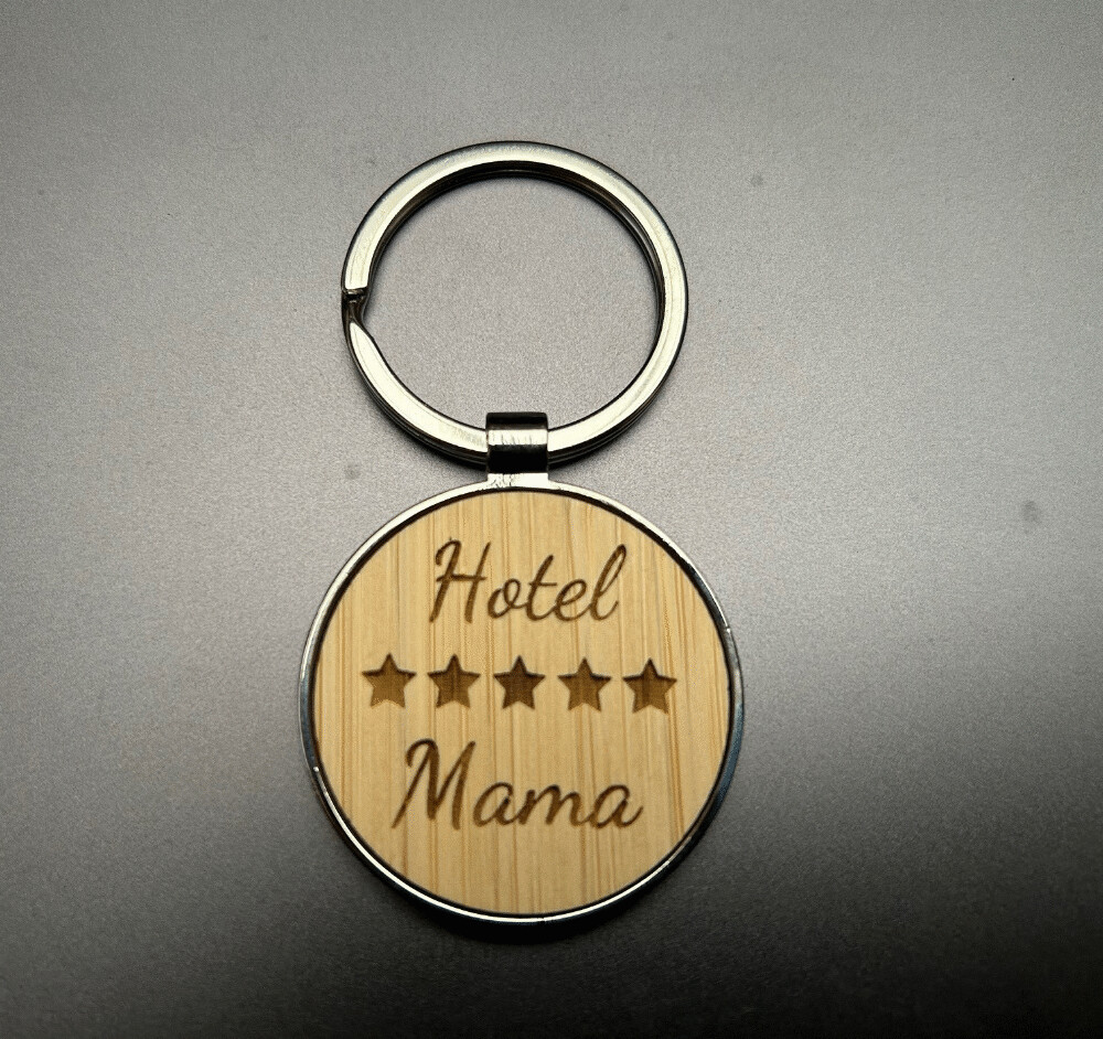 Metalen sleutelhanger, bamboe inleg - Hotel mama