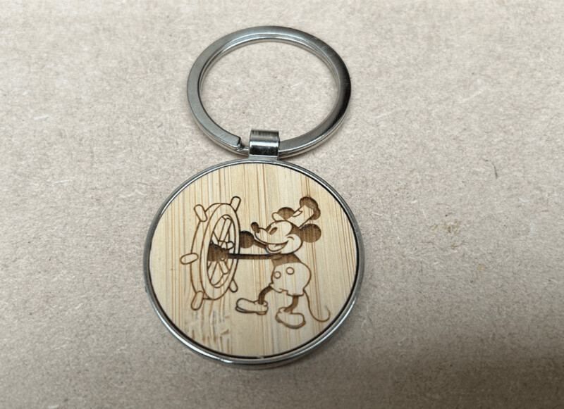 Metalen sleutelhanger, bamboe inleg - Stoomboot Willie