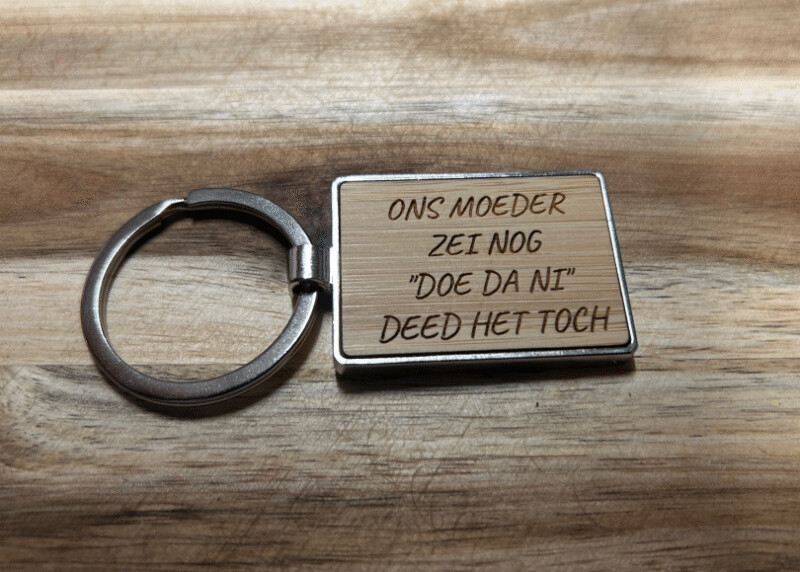 Metalen sleutelhanger, bamboe inleg - Ons moeder zei nog Metalen sleutelhanger, bamboe inleg - Ons moeder zei nog