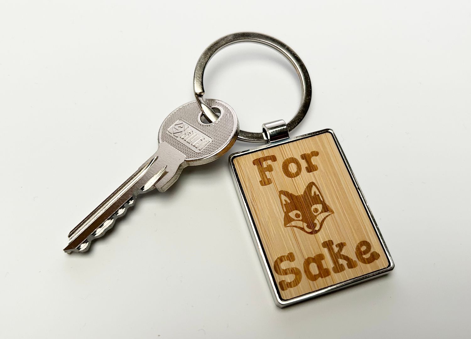 Metalen sleutelhanger, bamboe inleg - For fox sake Metalen sleutelhanger, bamboe inleg - For fox sake