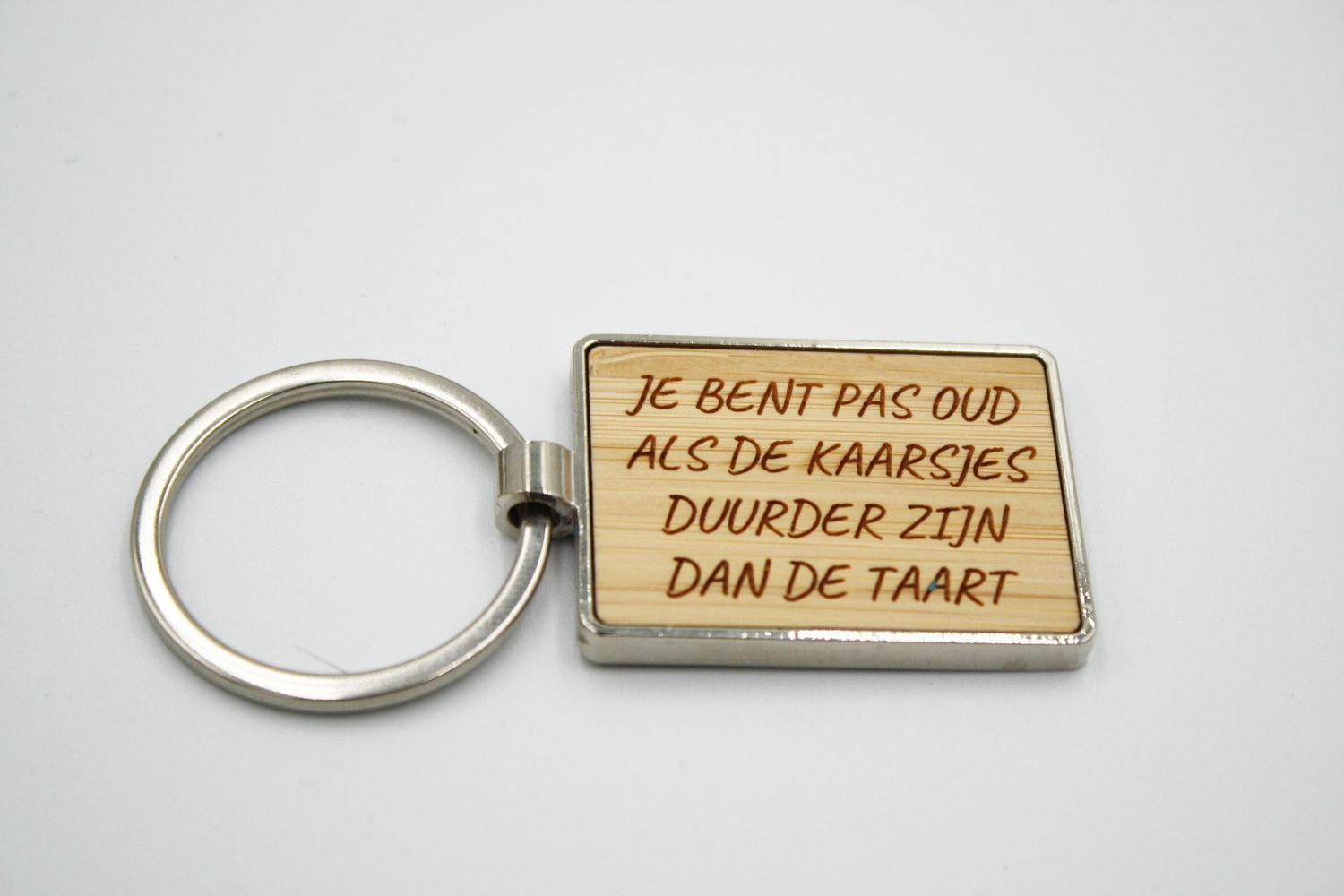 Metalen sleutelhanger, bamboe inleg - Je bent pas oud als de kaarsjes