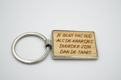 Metalen sleutelhanger, bamboe inleg - Je bent pas oud als de kaarsjes Metalen sleutelhanger, bamboe inleg - Je bent pas oud als de kaarsjes