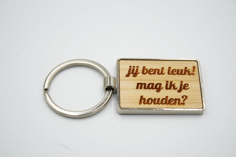 Metalen sleutelhanger, bamboe inleg - Jij bent leuk! mag ik je houden?