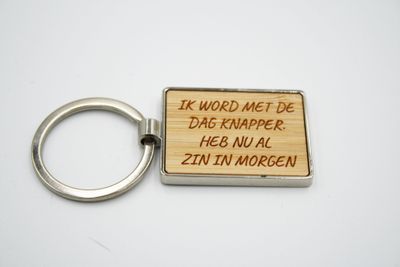 Metalen sleutelhanger, bamboe inleg - Ik word met de dag knapper