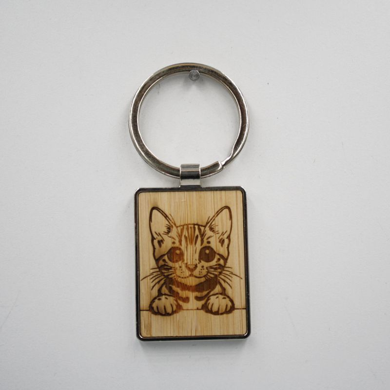 Metalen sleutelhanger, bamboe inleg - Bengaalse kat