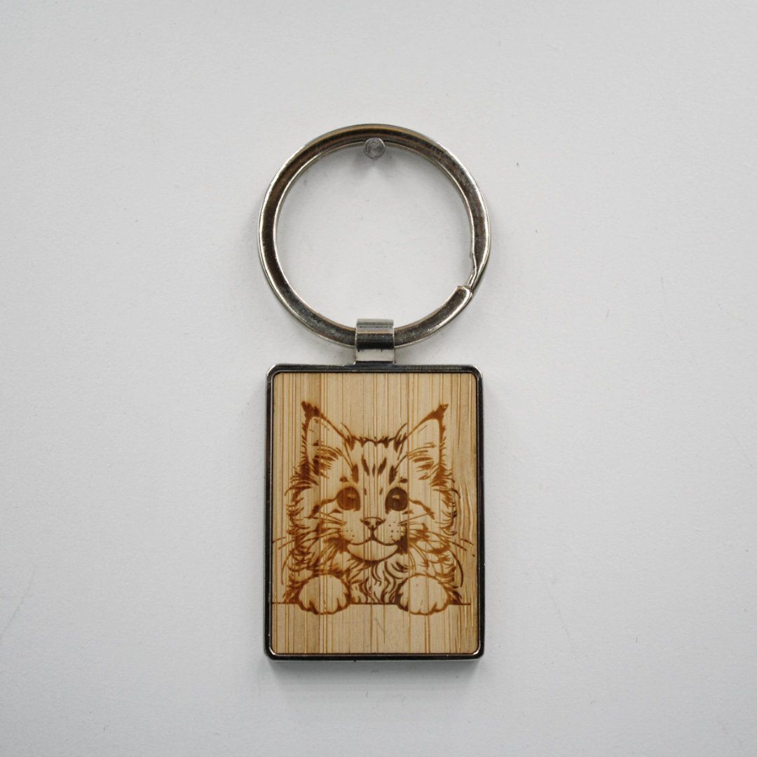 Metalen sleutelhanger, bamboe inleg - Maine Coon Metalen sleutelhanger, bamboe inleg - Maine Coon