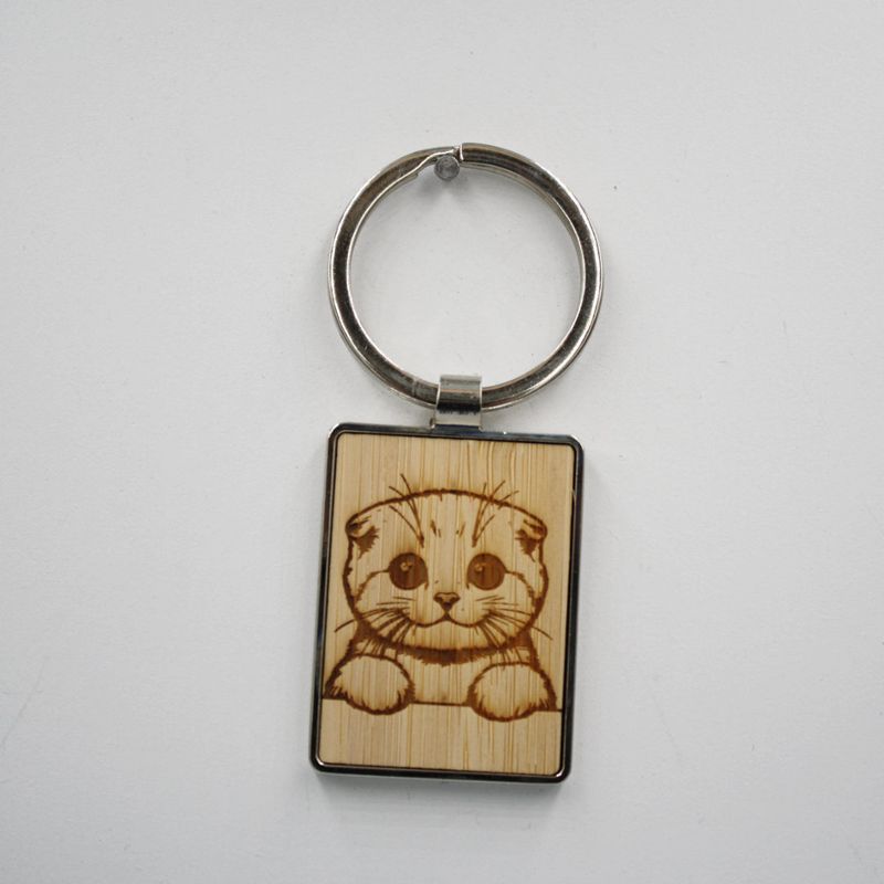 Metalen sleutelhanger, bamboe inleg - Schotse vouwoor