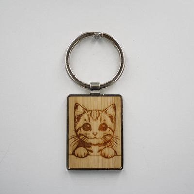 Metalen sleutelhanger, bamboe inleg - Tabby Metalen sleutelhanger, bamboe inleg - Tabby