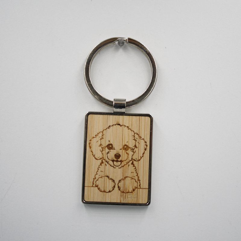 Metalen sleutelhanger, bamboe inleg - Poedel