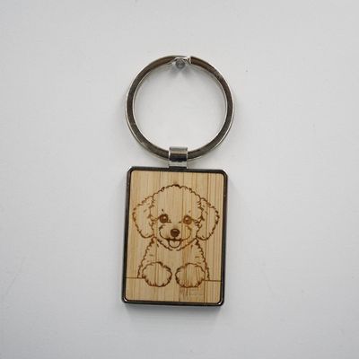 Metalen sleutelhanger, bamboe inleg - Poedel