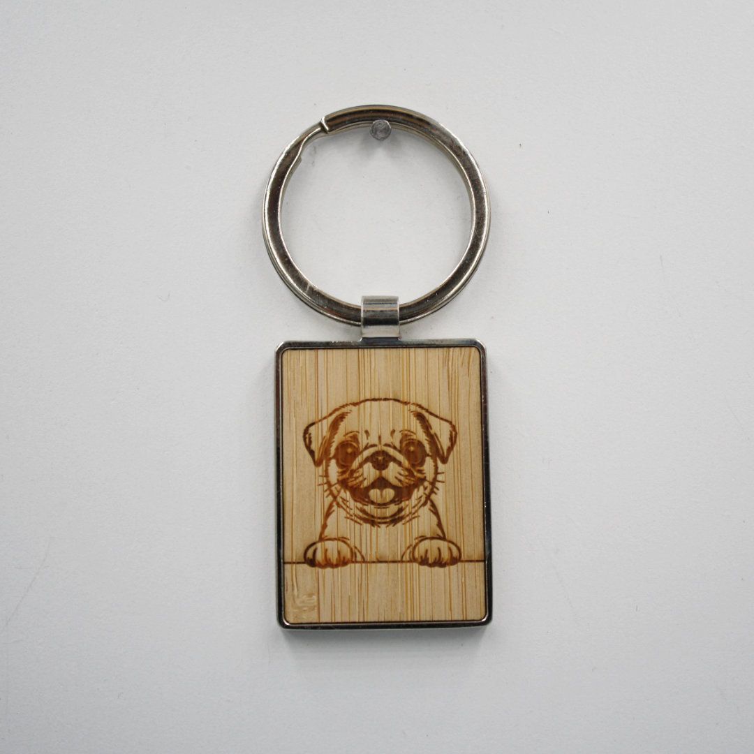 Metalen sleutelhanger, bamboe inleg - Pug
