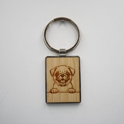 Metalen sleutelhanger, bamboe inleg - Pug