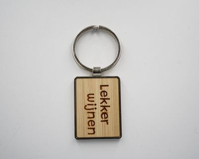 Metalen sleutelhanger, bamboe inleg - Lekker wijnen