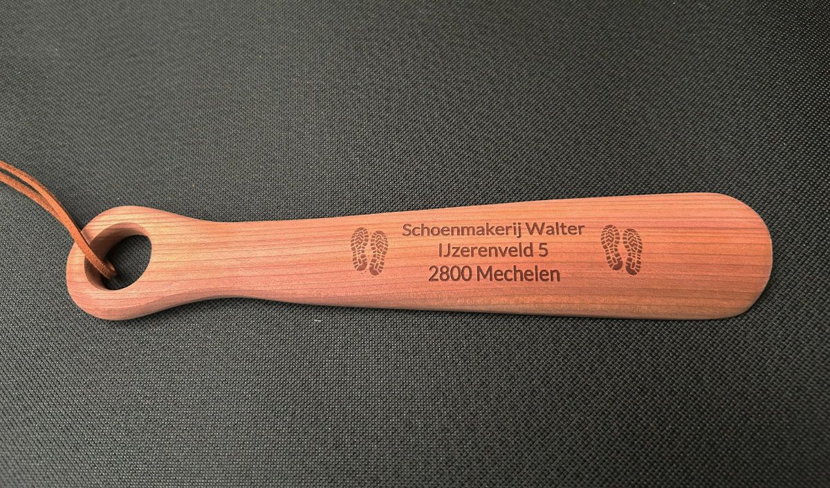 Cederhouten schoenlepel 23 cm met uw tekst/logo