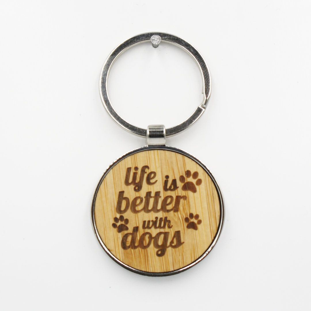 Metalen sleutelhanger, bamboe inleg - Life is better with dogs