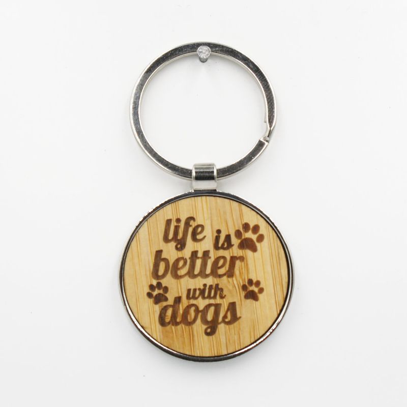 Metalen sleutelhanger, bamboe inleg - Life is better with dogs