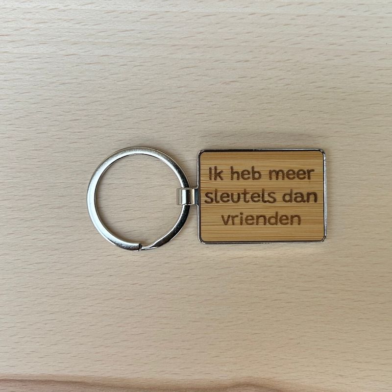 Metalen sleutelhanger, bamboe inleg - Ik heb meer sleutels dan vrienden