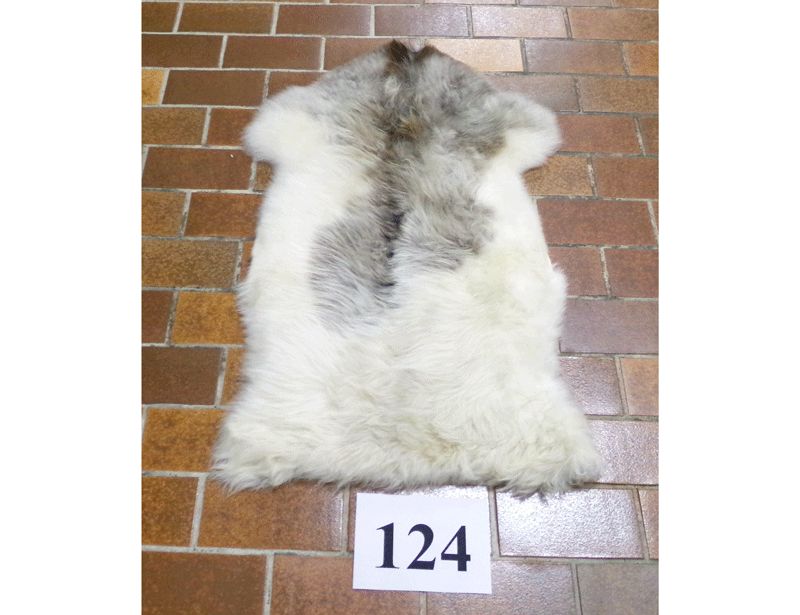 Unikat-Schaffell Nr.124, weißgegerbt Unikat-Schaffell Nr.124, weißgegerbt