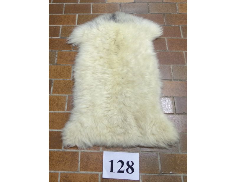 Unikat-Schaffell Nr.128, weißgegerbt Unikat-Schaffell Nr.128, weißgegerbt