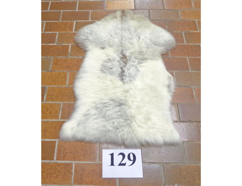 Unikat-Schaffell Nr.129, weißgegerbt Unikat-Schaffell Nr.129, weißgegerbt