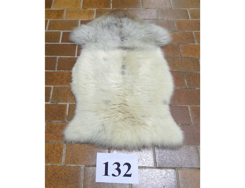 Unikat-Schaffell Nr.132, weißgegerbt Unikat-Schaffell Nr.132, weißgegerbt
