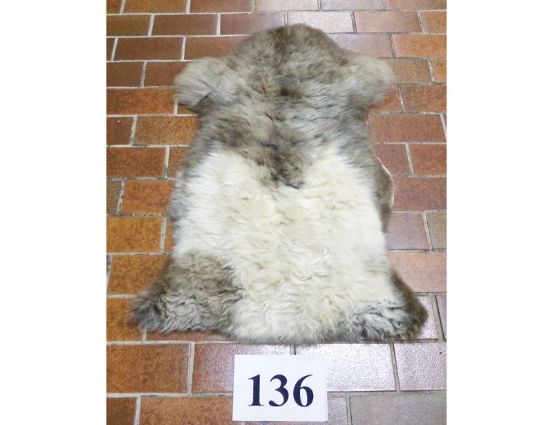 Unikat-Schaffell Nr.136, weißgegerbt Unikat-Schaffell Nr.136, weißgegerbt