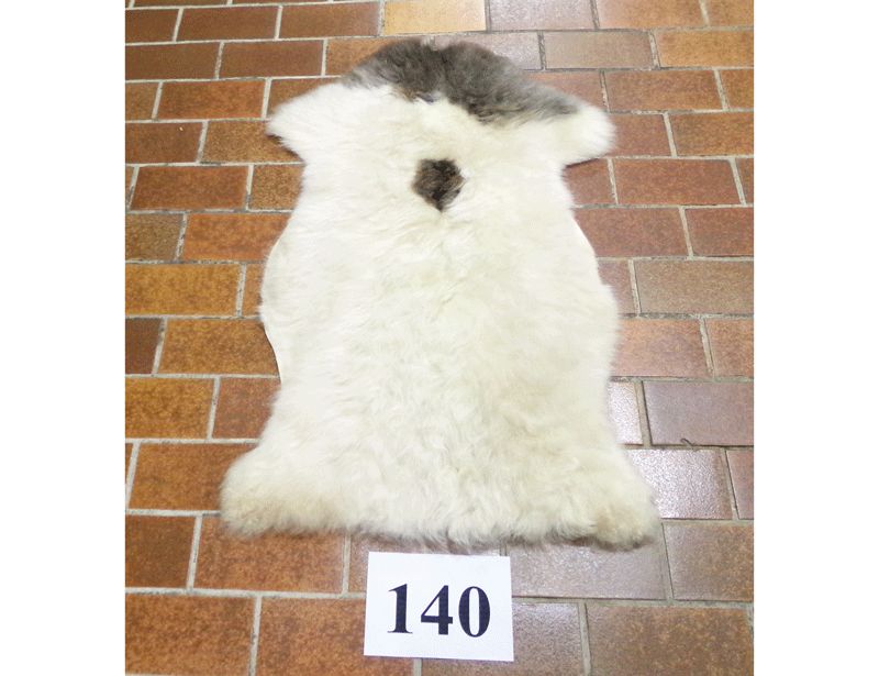 Unikat-Schaffell Nr.140, weißgegerbt Unikat-Schaffell Nr.140, weißgegerbt
