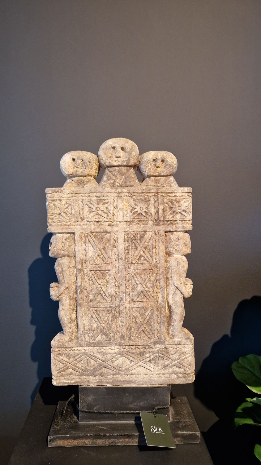Groot Reliëf Beeld op voet