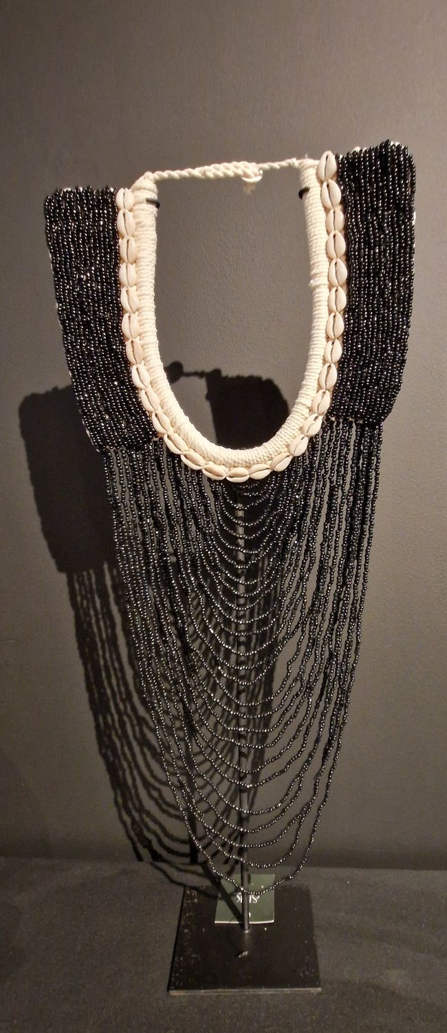 Necklace zwart op voet