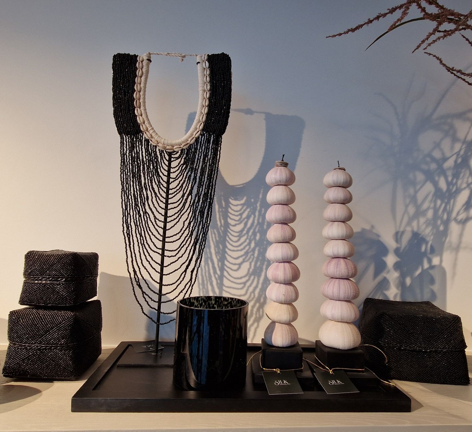 Necklace zwart op voet