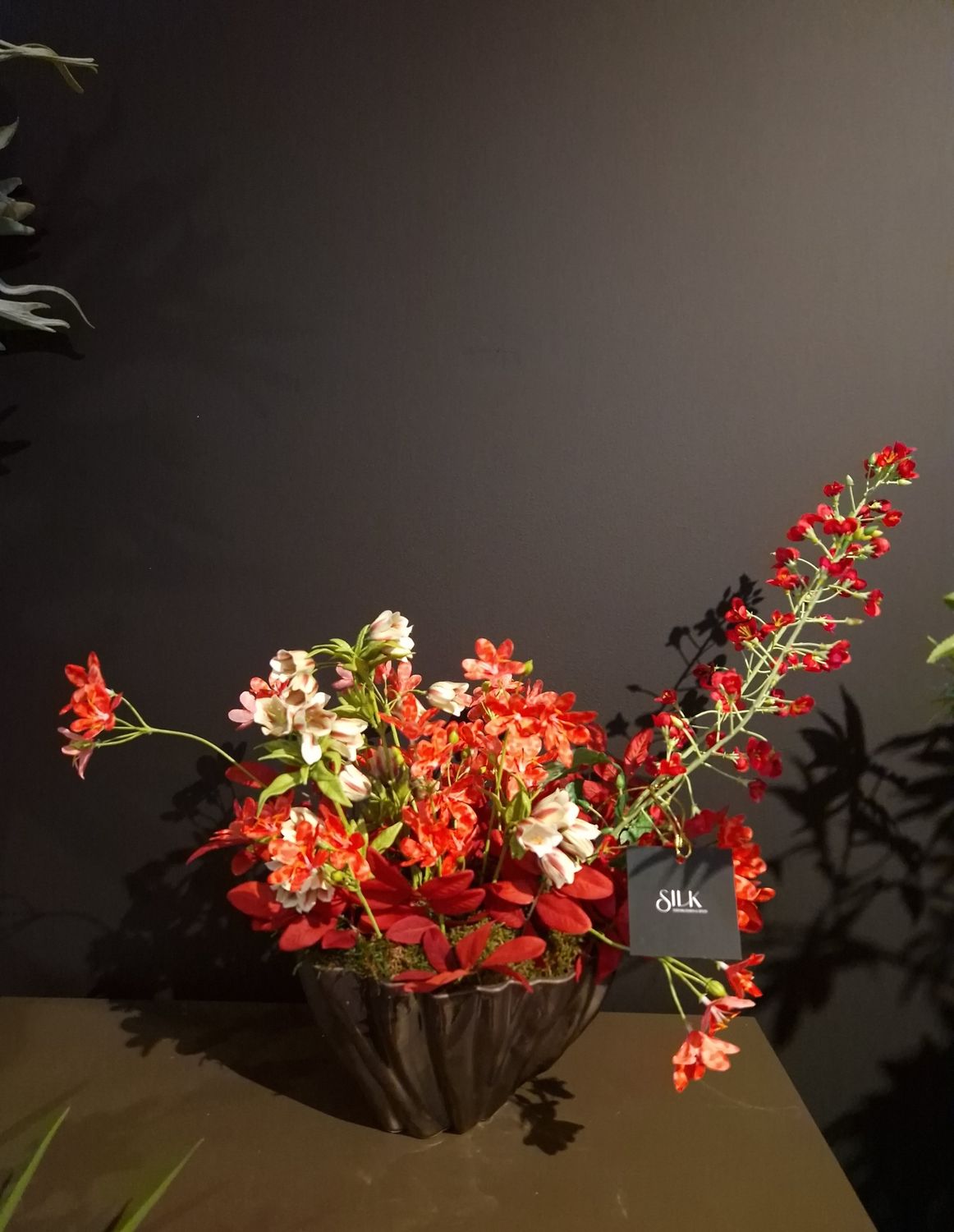 Bloemstuk Scarlet Majesty in Mobach schaal