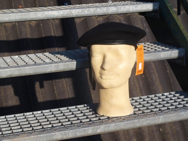 Baret Zwart