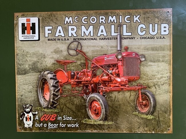 Tractor - McCormick Farmall Cub (819)
