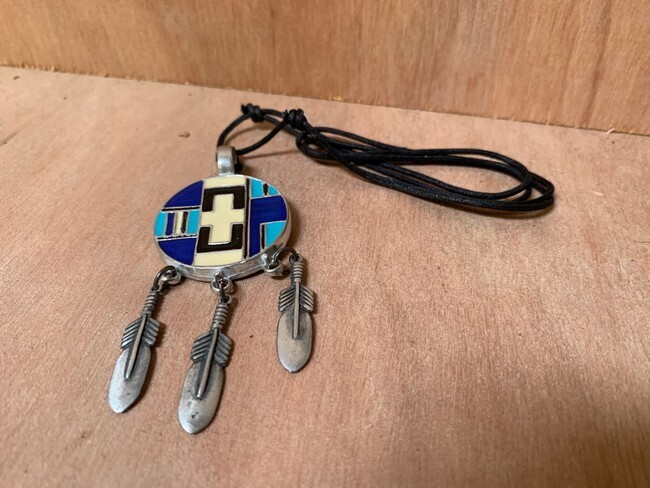Hanger amulet met veren blauw