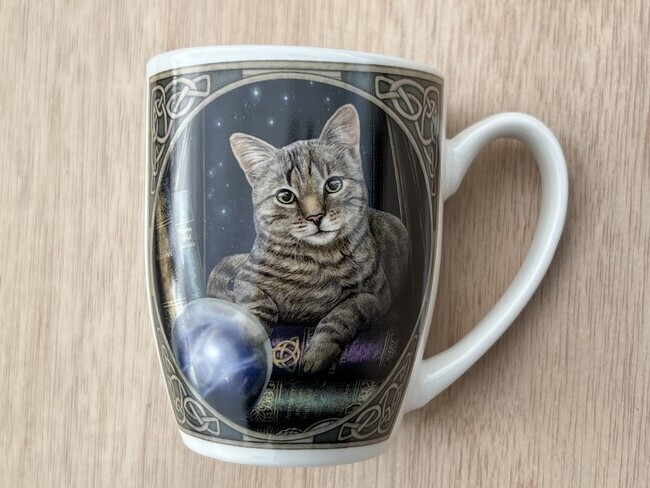 Lisa Parker - keramische mok - Poes met glazen bol