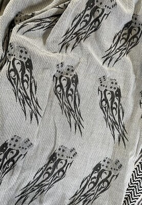 Sjaal - PLO sjaal / Arafat sjaal in wit-zwart met vlam en dobbelsteen