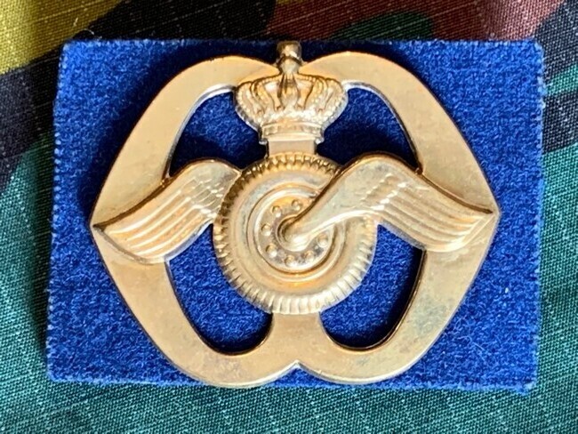 Nederland - M - Baret embleem aan- en afvoertroepen (015)