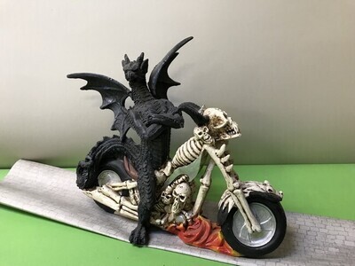 Bikerdraak op motorfiets