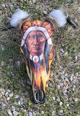 Beschilderde schedel met hoorn