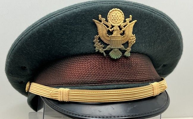 US - M - Air Force USAF Officers Peak Cap Badge