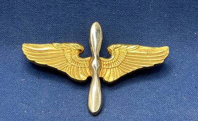 USAF  - Pilot Cadet Cap Badge (339)