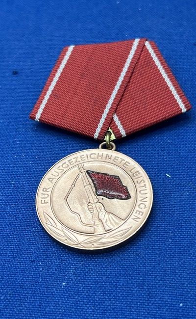 DDR  -  M - Medaille für ausgezeichnete Leistungen (368)