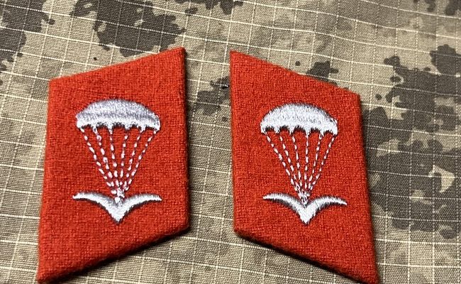 DDR - S - Kraagspiegel parachutisten (2533)