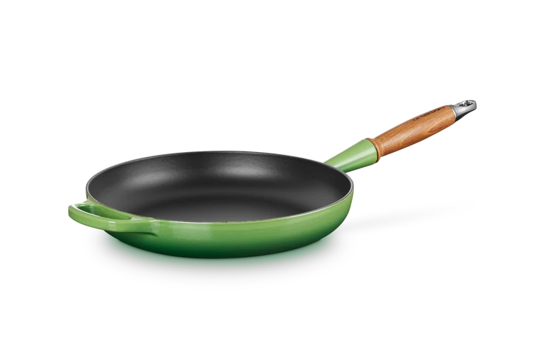 Le Creuset Gietijzer Koekenpan houten handvat Bamboo Green 28CM 2,6L Le Creuset Gietijzer Koekenpan houten handvat Bamboo Green 28CM 2,6L