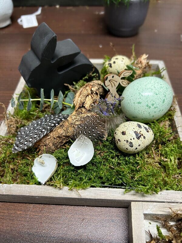 Osternest in einer Holzschale