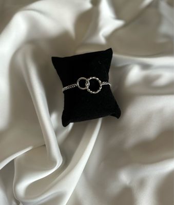 Armband connected rings