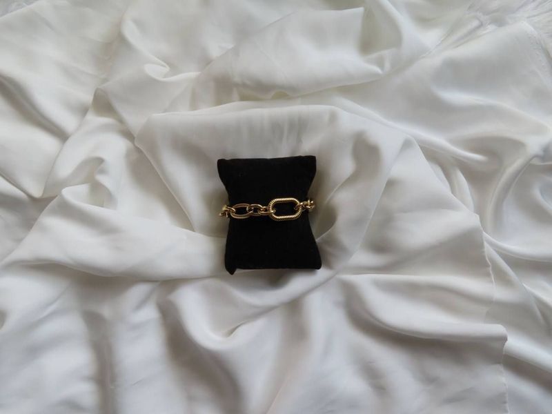 Bold chain armband