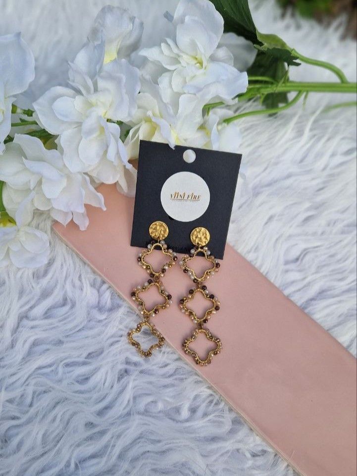 Klavertrio oorbellen - Beige